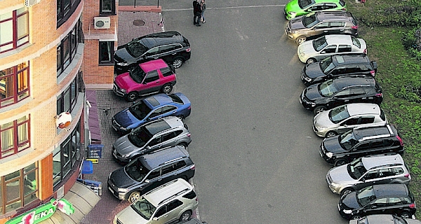 В Украине намерены запретить парковку во дворах