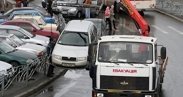 На 4 столичных улицах начали эвакуацию автомобилей, которые блокируют движение, - КГГА